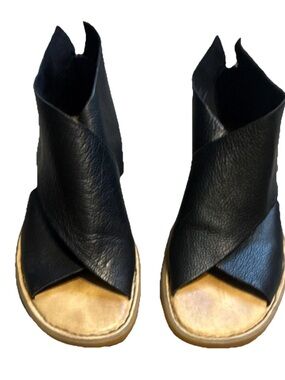 Børn IWA Women 6 Black Leather Cross Over Strap Sandals Rubber Sole Zip Closure